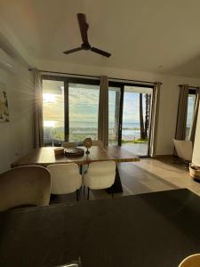 Galeriebild der Unterkunft Stunning Oceanview 2B Waterfront Apartement in Bijilo