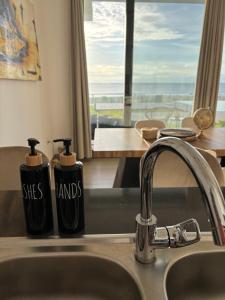 Galeriebild der Unterkunft Stunning Oceanview 2B Waterfront Apartement in Bijilo