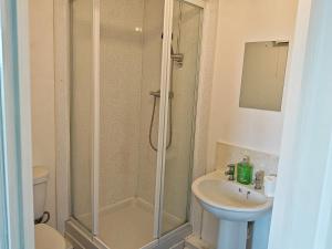 ein Badezimmer mit Dusche und Waschbecken in der Unterkunft 2 bed Flat near Corby Town Centre in Corby