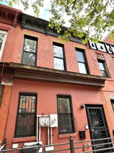 ブルックリンにあるBrooklyn Roomの赤レンガ造りの建物