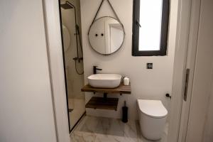 ŻebbuġにあるPenthouse Magic Gozo Stargazeの洗面台、鏡、トイレ付きのバスルーム +22枚の写真
