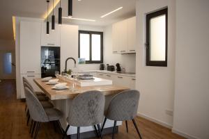 ŻebbuġにあるPenthouse Magic Gozo Stargazeの大きな木製のテーブルと椅子のあるキッチン