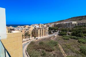 ŻebbuġにあるPenthouse Magic Gozo Stargazeの建物から見た街の景色