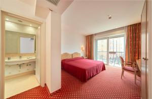 Giường trong phòng chung tại Hotel Bristol +82 ảnh