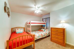 Katil atau katil-katil dalam bilik di 3 Mi to Fenwick Island and Beach Family Townhome +28 gambar