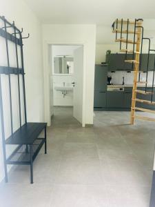 ein Zimmer mit einer schwarzen Bank in einem Zimmer in der Unterkunft Modern apartment, large balcony in Emstek + 1 Foto