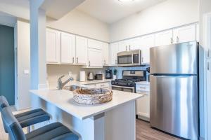 Dapur atau dapur kecil di Boulevard Stays Peaceful 1BR King Suite Pool Parking Gym 02