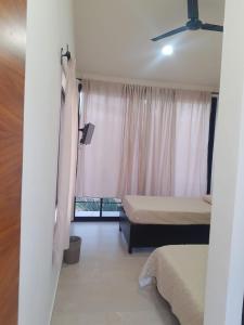 una camera da letto con due letti e una finestra di Casa Herrera a Santa Cruz Huatulco