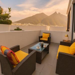a balcony with wicker chairs and a table with a view at Moderno Ubicacion Vistas Seguridad y Estilo in Monterrey