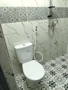 Ένα μπάνιο στο Apartment and courtyard 8 minutes to the beach +8 φωτογραφίες