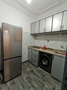 Η κουζίνα ή μικρή κουζίνα στο Apartment and courtyard 8 minutes to the beach