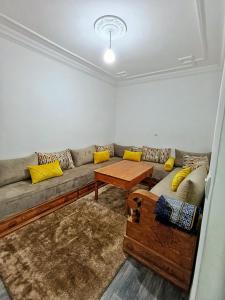 Χώρος καθιστικού στο Apartment and courtyard 8 minutes to the beach