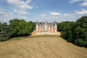 una vista aerea di un vecchio castello su un campo di Chateau de Resteau Haut de Gamme 15 pers a Maigné