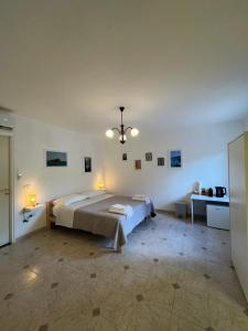 a bedroom with a large bed in a room at Clorofilla - Country House in Francavilla Angitola