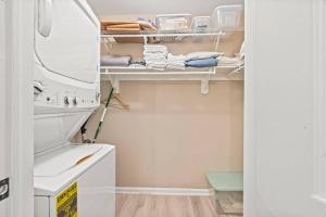 un placard avec un évier et un lave-vaisselle dans l'établissement Quiet Cottage In The Woods, On A Country Road, à Glenmoore 42 autres photos