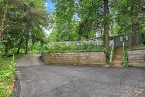 une allée en face d'une maison avec une clôture dans l'établissement Quiet Cottage In The Woods, On A Country Road, à Glenmoore