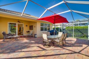 Calming Estero Home with Community Pool and More!的庭院或其他户外区域