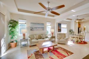 Calming Estero Home with Community Pool and More!的休息区