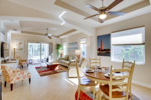 Calming Estero Home with Community Pool and More!的休息区