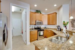Calming Estero Home with Community Pool and More!的厨房或小厨房