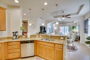Calming Estero Home with Community Pool and More!的厨房或小厨房