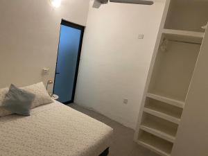 ein Schlafzimmer mit einem Bett und einem Bücherregal in der Unterkunft Departamento Coral in Lo de Marcos