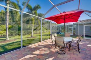 Calming Estero Home with Community Pool and More!外面的花园