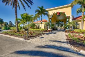 Calming Estero Home with Community Pool and More!外面的花园