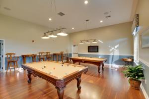 Calming Estero Home with Community Pool and More!内的一张台球桌