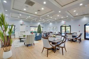 埃斯特罗Calming Estero Home with Community Pool and More!的有桌椅的餐厅 更多31张照片