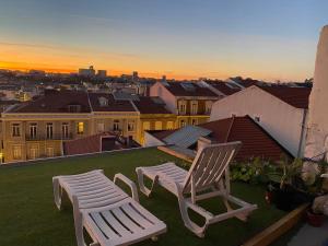 Η ανατολή ή δύση του ηλίου όπως φαίνεται από αυτό το διαμέρισμα ή από εκεί κοντά