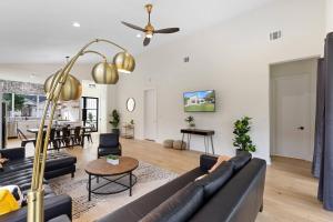 ein Wohnzimmer mit Couch und Tisch in der Unterkunft White Dove Pool House- Modern Luxury 4br Home Near Lake Travis Wpool in Austin