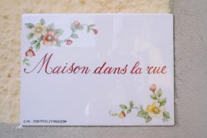 a sign that says nishi bandle me with flowers on it at Maison dans la rue in Gassino Torinese