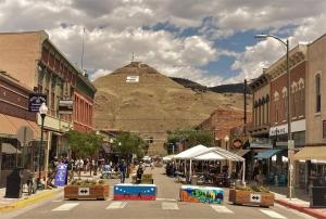 Nespecifikovaný výhled na hory nebo výhled na hory při pohledu z prázdninového domu