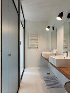 Ένα μπάνιο στο Comfortable and modern house mts from the sports sector