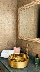 a bathroom with a gold tub on a counter at Casa Turística Don Juan in Ibagué +69 photos