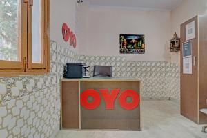 a shop with a yes sign on a counter at Hotel O by OYO Happy Homes in New Delhi