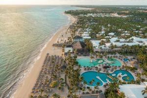 蓬塔卡纳Iberostar Waves Punta Cana - All Inclusive的享有度假村和海滩的空中景致