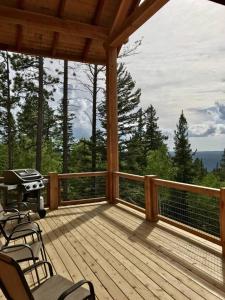 a screened in porch with chairs and a grill at Little Hope Chalet At Terry Peak Ski Resort in Lead