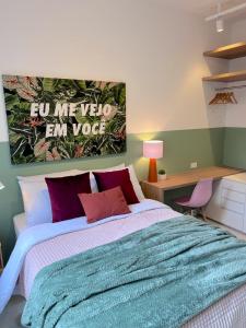 a bedroom with a large bed and a desk at ESP508 - Apartamento Centro - Curitiba in Curitiba