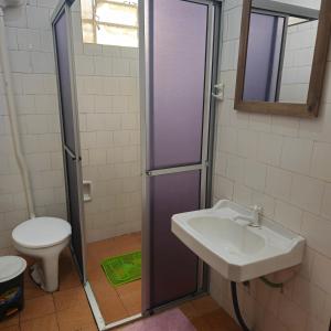 a bathroom with a sink and a toilet at Kyrie Canoinhas Hotel in Canoinhas