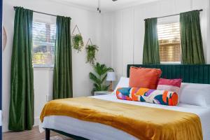 Postel nebo postele na pokoji v ubytování Pets OK! Heated Pool mins to 3 Sisters Spring! + 63 fotografií