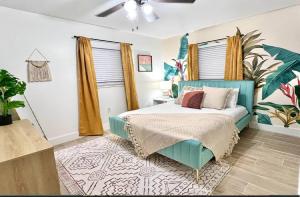 Postel nebo postele na pokoji v ubytování Pets OK! Heated Pool mins to 3 Sisters Spring!