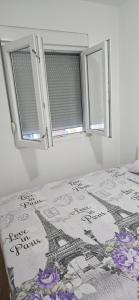 une chambre avec un lit et deux fenêtres dans l'établissement Jednosoban stan, à Radanovići