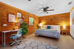 Postel nebo postele na pokoji v ubytování Pets OK! Heated Pool mins to 3 Sisters Spring!