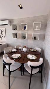 a dining room with a wooden table and chairs at Miniestudio Céntrico en Santiago in Santiago de los Caballeros