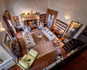 Draufsicht auf ein Wohnzimmer mit Kamin in der Unterkunft Spedlins Castle in Templand