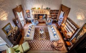 Draufsicht auf ein Wohnzimmer mit Kamin in der Unterkunft Spedlins Castle in Templand