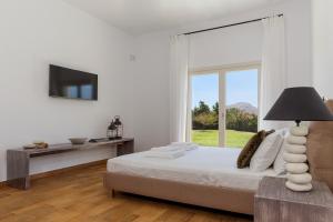 Postel nebo postele na pokoji v ubytování Belvedere Beachfront Villa + 35 fotografií