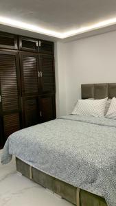 米迪克Dreamy ocean getaway! Renovated bungalow的一间卧室配有一张床和一些木橱柜。